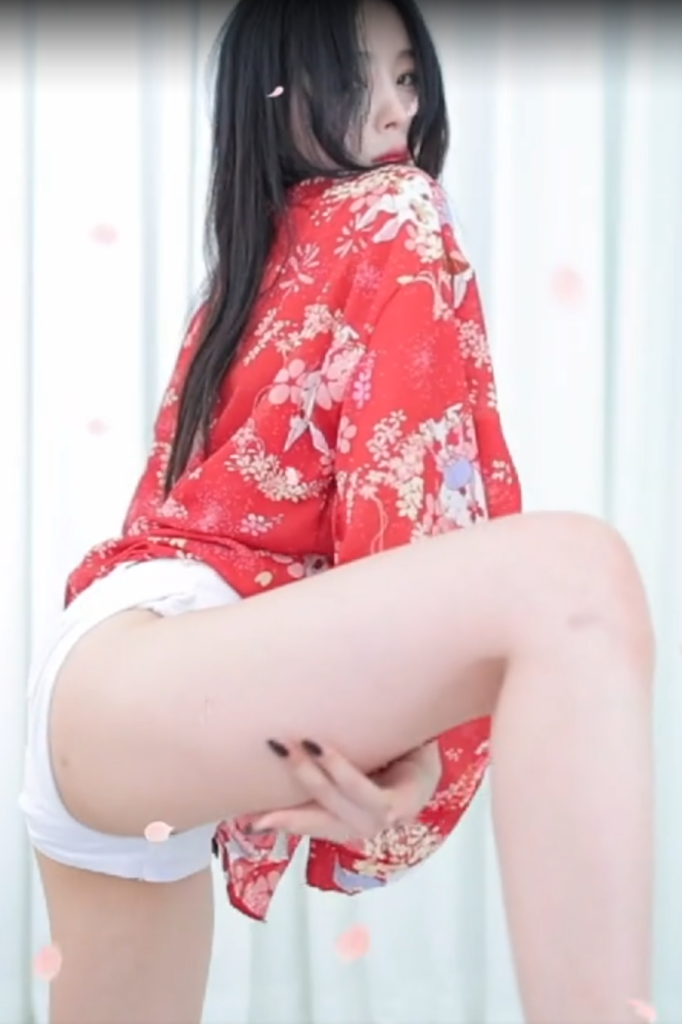 흰 핫팬츠를 입고 다리를 노출하는 모습 흰 핫팬츠를 입고 다리를 노출하는 모습