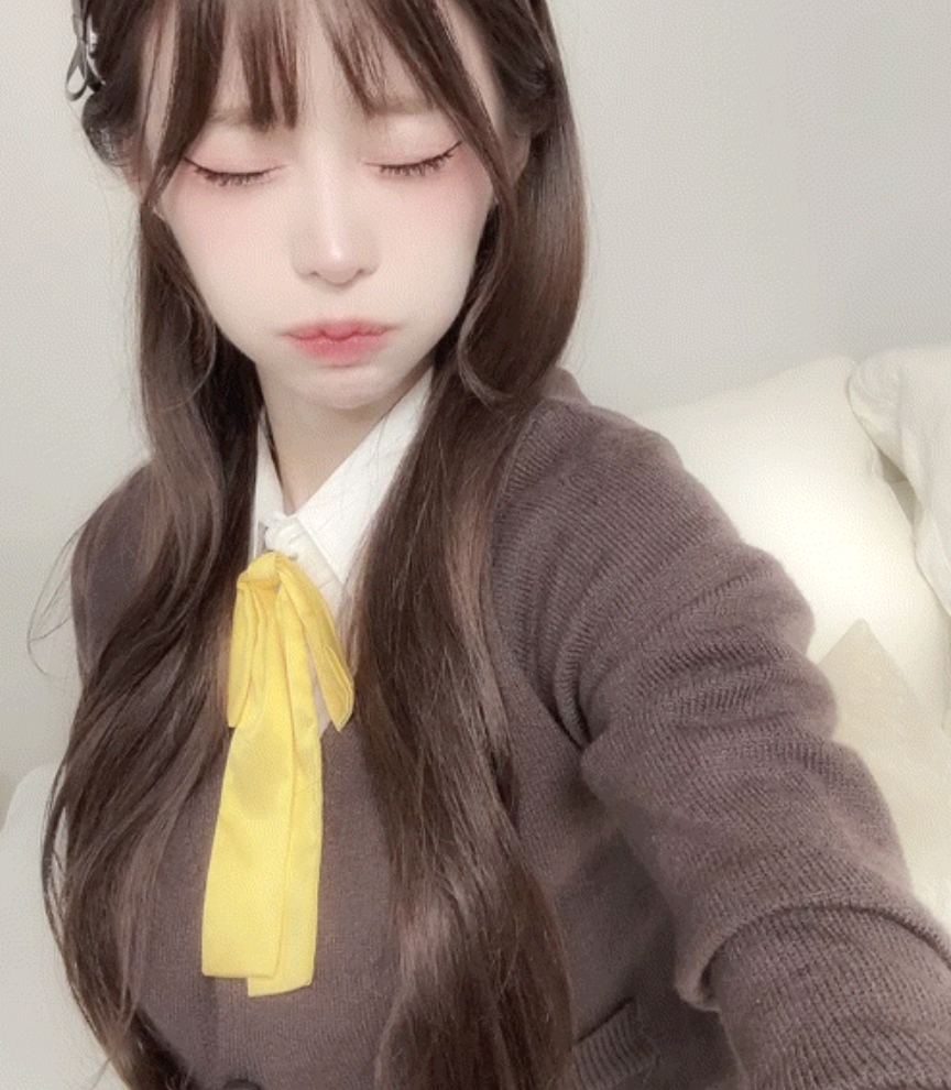 채채 교복입고 귀여운 표정 채채 교복입고 귀여운 표정